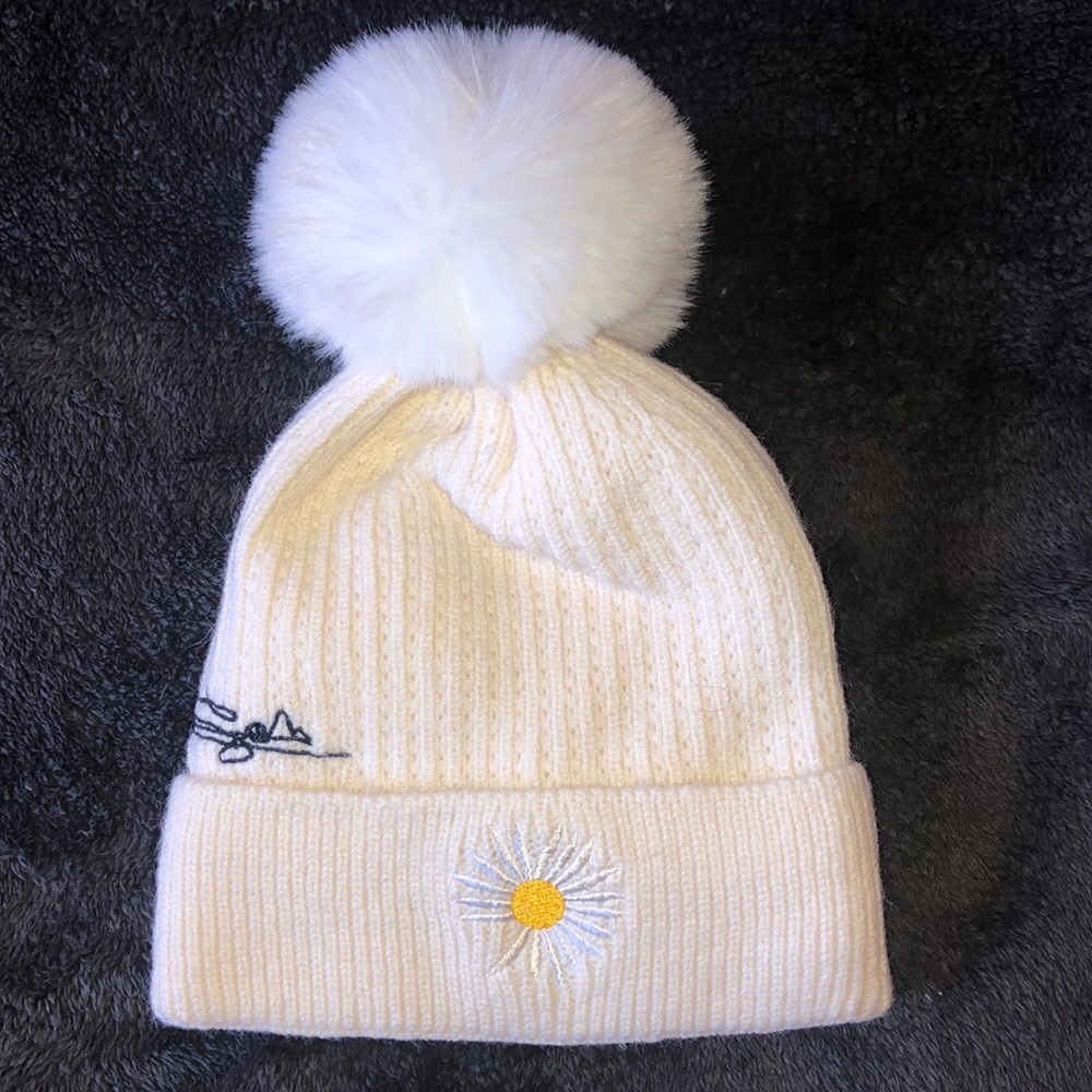 White puff ball hat with daisy NWOT